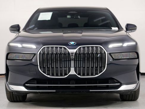 Used 2024 BMW i7 eDrive50 w/ Premium Package image 7