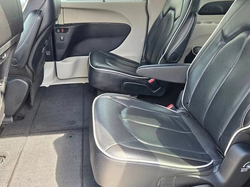 Used 2024 Chrysler Pacifica Limited FWD image 11