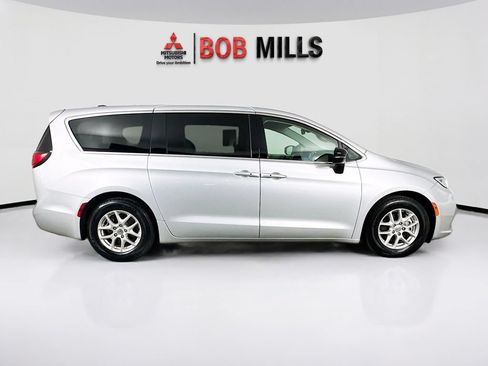 Used 2024 Chrysler Pacifica Touring-L FWD image 8