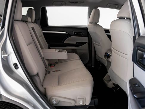 Used 2019 Toyota Highlander LE image 30