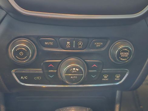 Used 2019 Jeep Cherokee Latitude Plus w/ Comfort/Convenience Group image 36