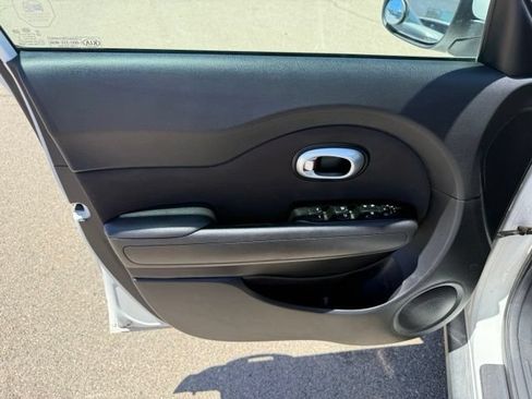 Used 2016 Kia Soul + FWD image 9