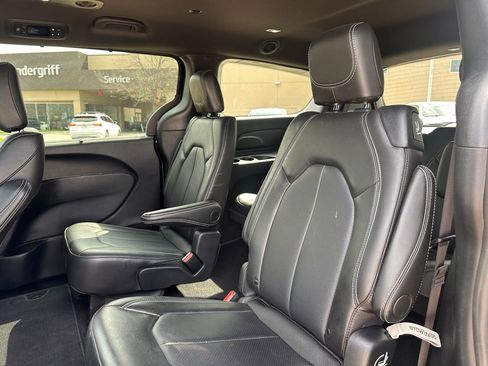 Used 2026 Chrysler Pacifica Select image 18