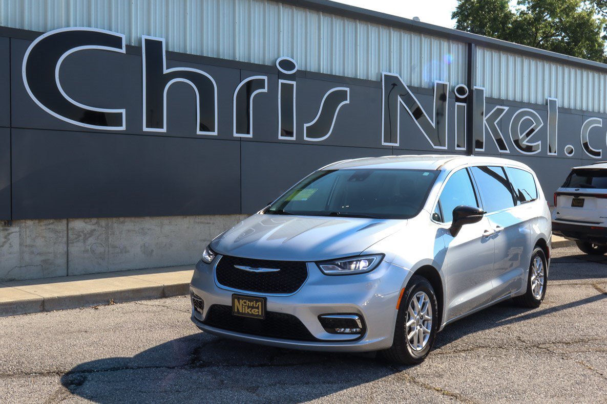 Used 2024 Chrysler Pacifica Touring-L FWD image 1