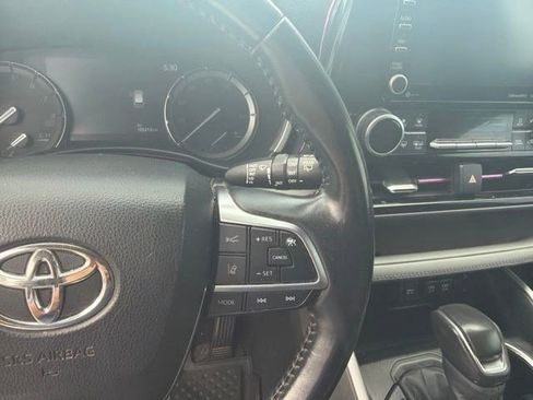 Used 2020 Toyota Highlander XLE AWD/4WD image 17