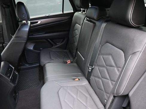 Used 2024 Volkswagen Atlas Cross Sport SE FWD image 17