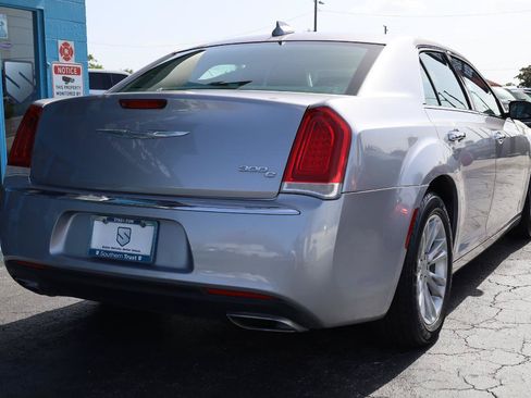 Used 2016 Chrysler 300 C RWD image 4