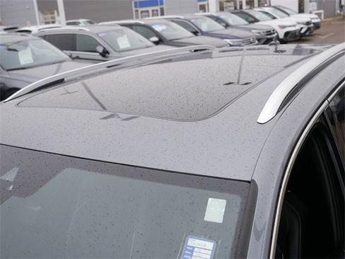 Used 2022 Volkswagen Tiguan SEL R-Line image 11