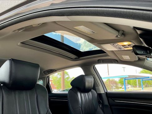 Used 2018 Honda Accord Touring image 14