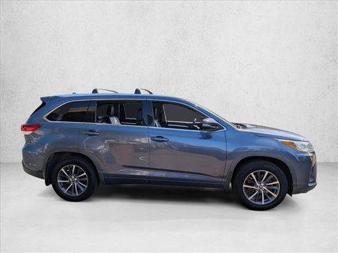 Used 2017 Toyota Highlander XLE w/ Carpet Mat Package AWD/4WD image 5