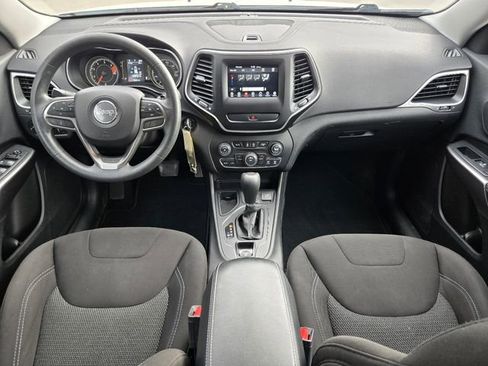 Used 2019 Jeep Cherokee Latitude w/ Popular Appearance Group FWD image 2