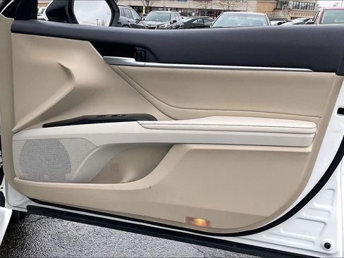 Used 2018 Toyota Camry XLE image 27