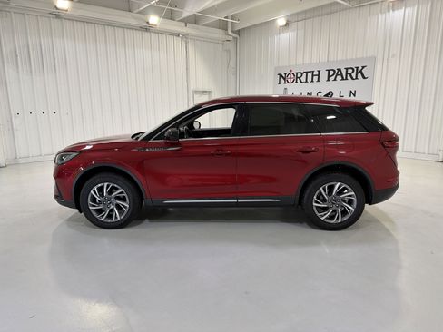 Used 2025 Lincoln Corsair FWD image 2