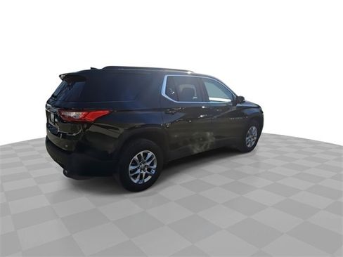 Certified 2020 Chevrolet Traverse LT w/ Driver Confidence II Package image 8