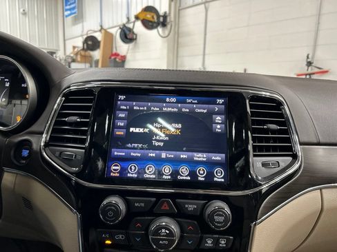 Used 2019 Jeep Grand Cherokee Overland AWD/4WD image 18