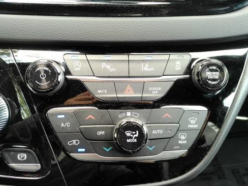 Used 2026 Chrysler Pacifica Select FWD image 50