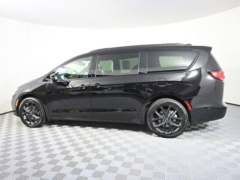 Used 2025 Chrysler Pacifica Limited w/ Trailer Tow Group AWD/4WD image 3
