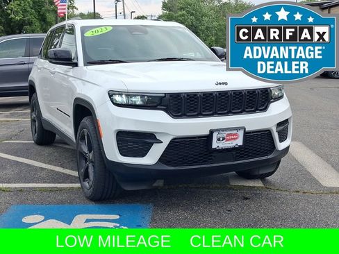 Used 2023 Jeep Grand Cherokee Altitude AWD/4WD image 3