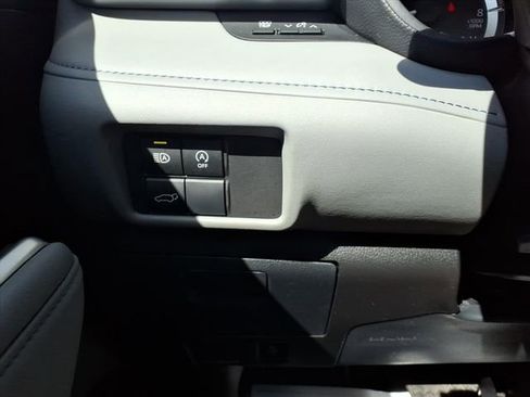 Used 2024 Toyota Highlander LE FWD image 15
