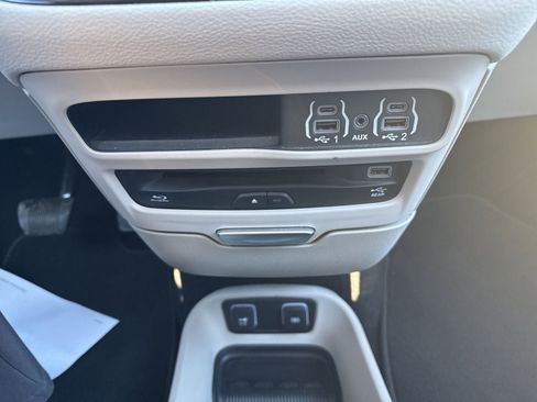 Used 2021 Chrysler Pacifica Touring-L w/ Uconnect Theater Family Group image 20