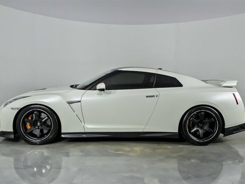 Used 2017 Nissan GT-R Premium AWD/4WD image 8