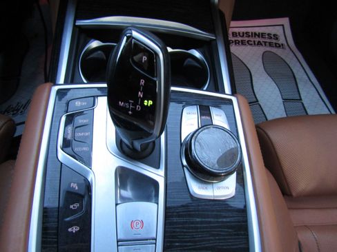 Used 2021 BMW 750i xDrive w/ Executive Package image 15