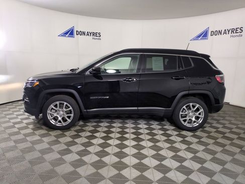 Used 2023 Jeep Compass Latitude AWD/4WD image 2