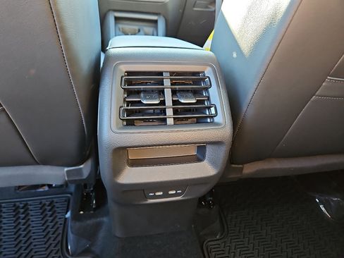 New 2026 Volkswagen Tiguan SE R-Line image 9