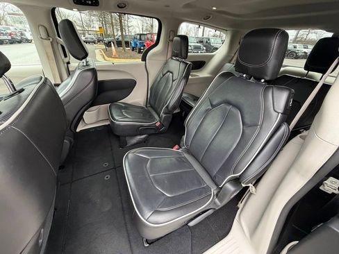 Certified 2024 Chrysler Pacifica Limited image 18