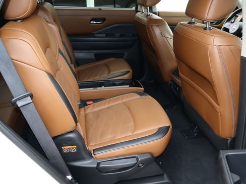 Used 2023 Nissan Pathfinder Platinum FWD image 17