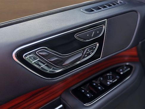 Used 2024 Lincoln Navigator Reserve image 9