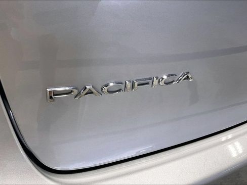 Used 2024 Chrysler Pacifica Touring-L FWD image 38