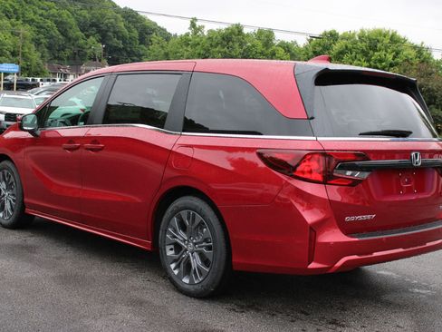 New 2026 Honda Odyssey Touring image 11