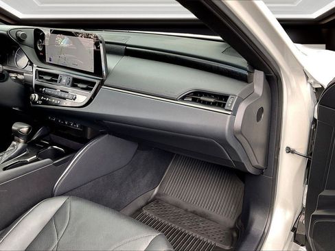 Used 2025 Lexus ES 300h w/ Luxury Package image 16