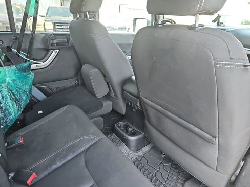 Used 2015 Jeep Wrangler Unlimited Sahara w/ Connectivity Group image 10