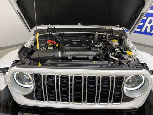 Used 2025 Jeep Wrangler Sahara image 9