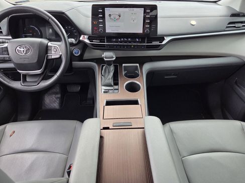 Certified 2022 Toyota Sienna XLE image 8