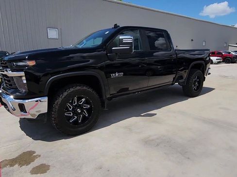 Used 2024 Chevrolet Silverado 2500 LT w/ Texas Edition AWD/4WD image 4