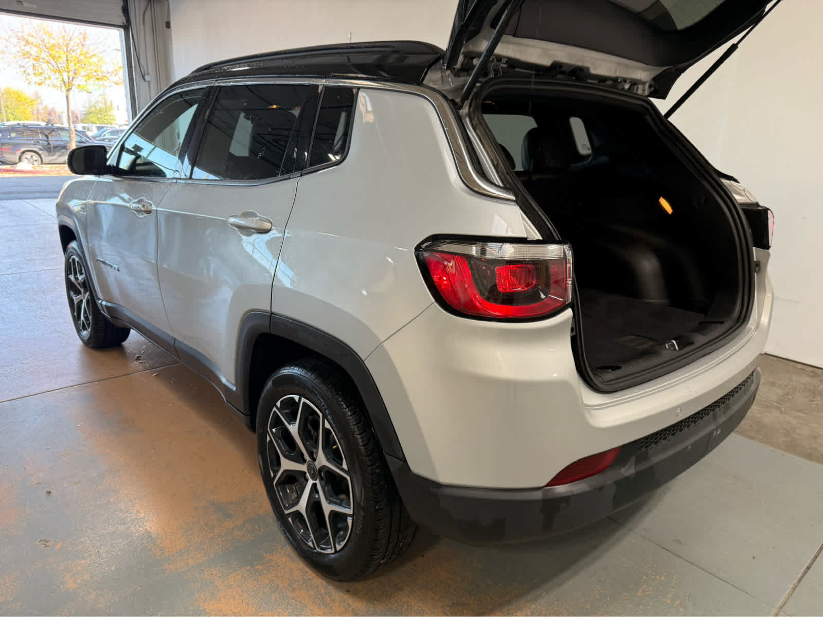 Used 2025 Jeep Compass Limited AWD/4WD image 4