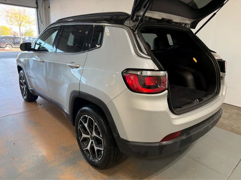 Used 2025 Jeep Compass Limited AWD/4WD image 4