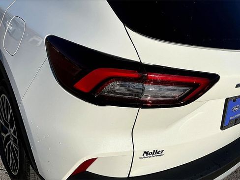 Used 2023 Ford Escape SE image 30