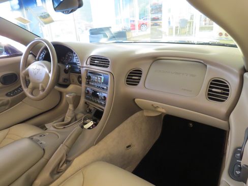 Used 2004 Chevrolet Corvette Convertible w/ Preferred Equipment Group RWD image 13