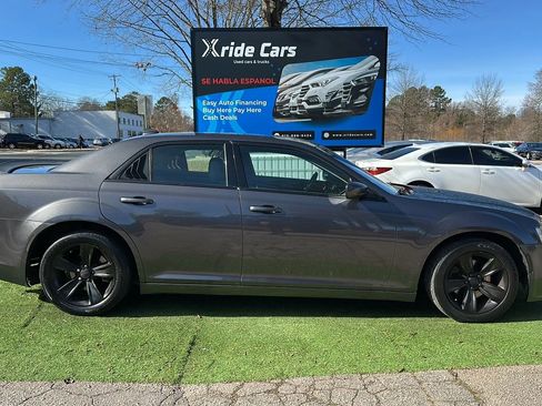Used 2017 Chrysler 300 Limited image 9