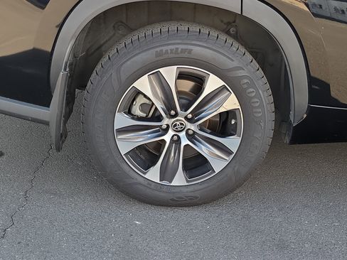 Used 2022 Toyota Highlander XLE image 10