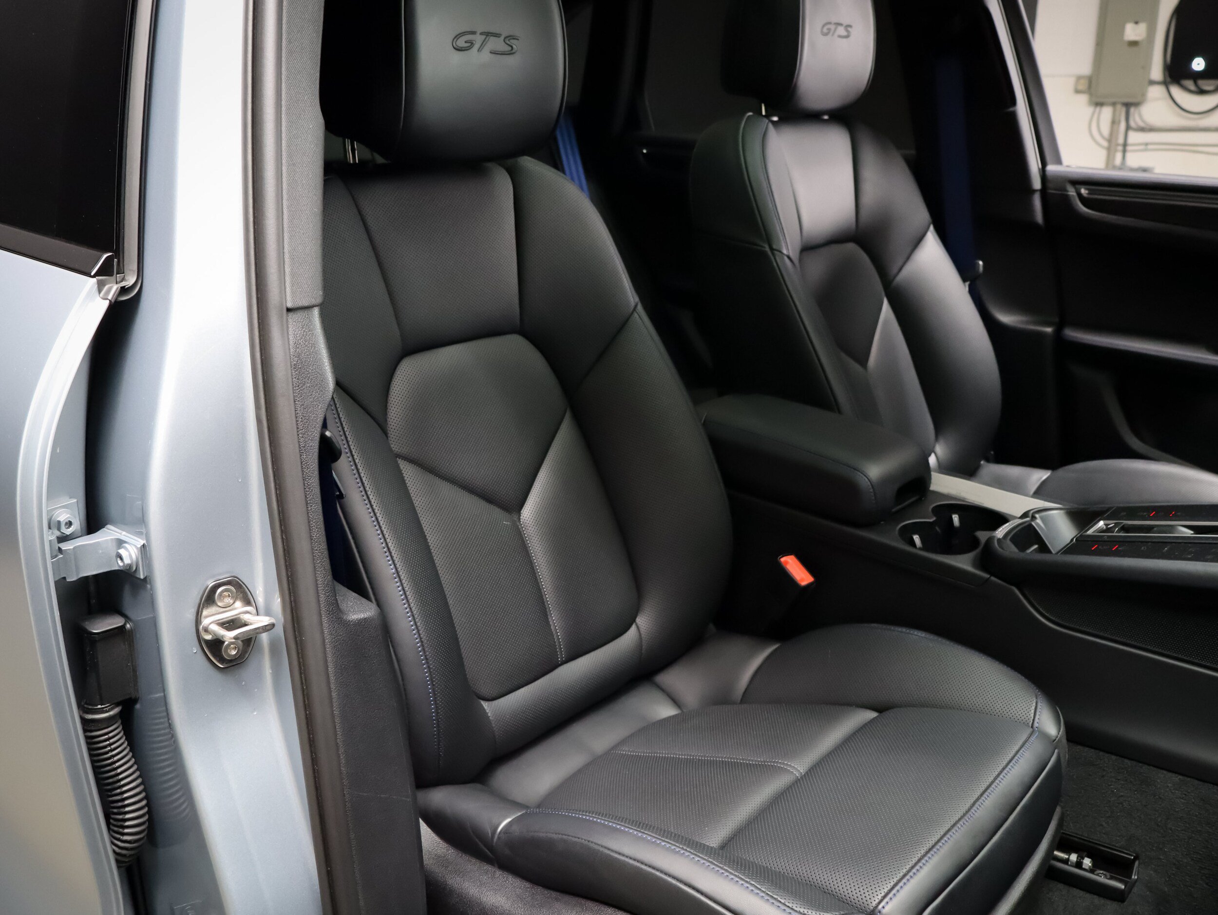 Certified 2025 Porsche Macan GTS AWD/4WD image 26