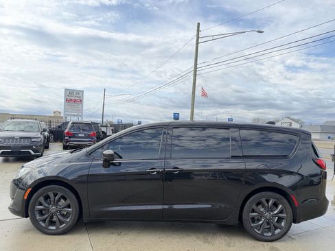 Used 2019 Chrysler Pacifica Touring Plus w/ S Appearance Package image 4