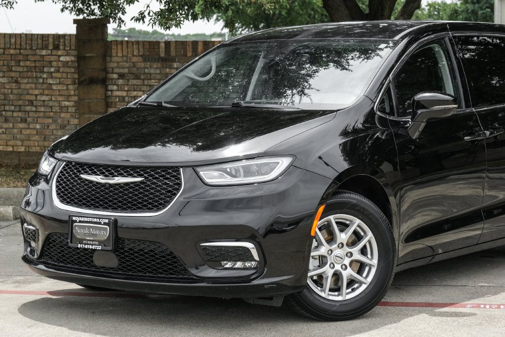 Used 2024 Chrysler Pacifica Touring-L FWD image 12