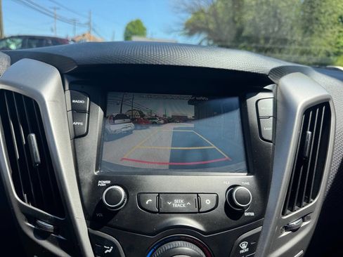 Used 2017 Hyundai Veloster FWD image 22