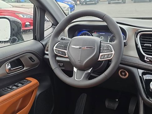 New 2026 Chrysler Pacifica Pinnacle image 15