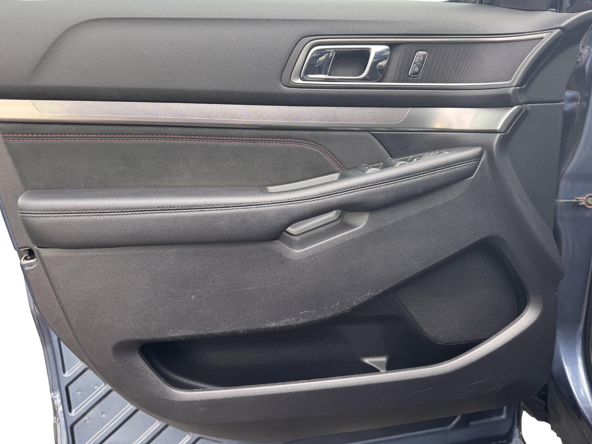 Used 2019 Ford Explorer XLT w/ Equipment Group 202A AWD/4WD image 12